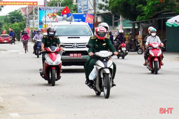 Chiến sỹ biên phòng Hà Tĩnh tuyên truyền lưu động phòng chống Covid-19