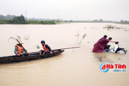 Gặp nước chảy xiết, đôi vợ chồng quăng xe máy chạy thoát thân