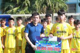 Tặng quà cho đội U13 Hà Tĩnh trước thềm Giải Bóng đá U15 toàn quốc