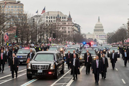 Đội hình xe hộ tống của ông Trump vận hành như thế nào?