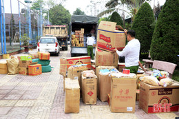 Tạm giữ lượng lớn bánh kẹo, thực phẩm không rõ nguồn gốc