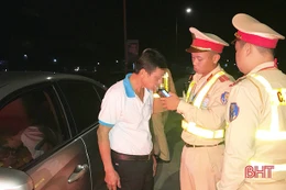 Đủ kiểu đối phó, dân nhậu vẫn bị Cảnh sát giao thông Thạch Hà xử phạt