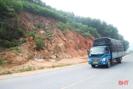 Nguy hiểm chực chờ trên tuyến đường ven biển Hà Tĩnh