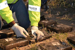 Ecuador tình cờ phát hiện nửa tấn ma túy trên xe buýt gặp tai nạn