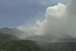 Nhật Bản nâng mức cảnh báo núi lửa, chuẩn bị sơ tán người dân