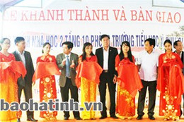 Bàn giao nhà học hai tầng trường Tiểu học Phú Gia