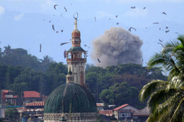 Cảnh quân đội Philippines dội bom thành phố Marawi vào top ảnh tuần