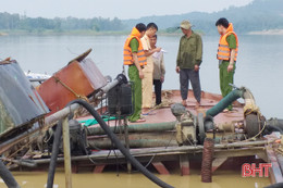 B­­ắt quả tang 3 sà lan hút "cát lậu" trên sông La