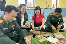 Bộ đội biên phòng gói bánh chưng xanh tặng người nghèo Nghi Xuân