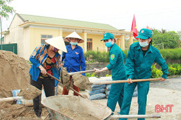 Không nghỉ cuối tuần, LLVT Nghi Xuân giúp dân làm nông thôn mới kiểu mẫu