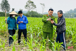 Công an Hương Sơn cài đặt định danh điện tử cho người dân mọi lúc, mọi nơi