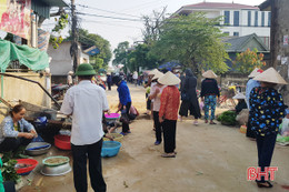 “Vô tư” họp chợ giữa đường, chính quyền thị trấn Thạch Hà bất lực?!