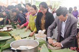 Người dân Hồng Lĩnh thi gói bánh chưng dâng Thánh tại Lễ hội đền Cả - Dinh đô quan Hoàng Mười