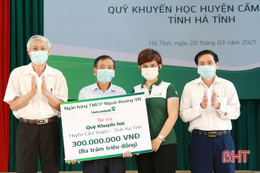 Vietcombank trao học bổng vượt khó học giỏi trị giá 300 triệu đồng