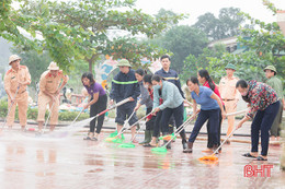 Lực lượng vũ trang Hà Tĩnh hỗ trợ dọn dẹp vệ sinh trường học sau lũ