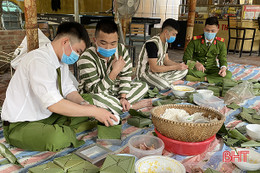 Phạm nhân gói bánh chưng, trang hoàng trại giam để đón tết