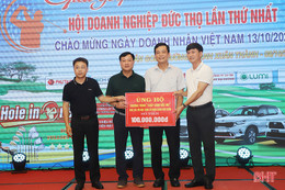 Giải Golf Hội Doanh nghiệp Đức Thọ huy động 1,15 tỷ đồng hỗ trợ học sinh nghèo