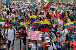 Vì sao đất nước giàu dầu mỏ Venezuela lại đứng bên bờ vực phá sản?