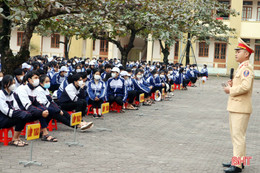 Tuyên truyền an toàn giao thông cho hơn 3.600 học sinh, người dân huyện Kỳ Anh