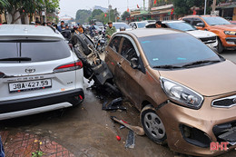 Toyota Cross mất lái, đâm liên hoàn 7 xe máy và Kia Morning ở Nghi Xuân