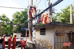 Cháy rừng dai dẳng, Điện lực Nghi Xuân sẵn sàng phương án xử lý sự cố