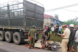 Đâm vào đuôi xe đầu kéo, 1 người chết, 1 người bị thương