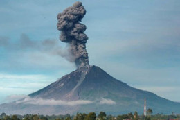 Indonesia: Núi lửa Ili Lewotolok thức giấc, phun tro bụi cao tới 4 km