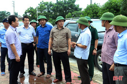 Chủ tịch UBND tỉnh Hà Tĩnh Trần Tiến Hưng kiểm tra công tác ứng phó bão số 4 tại các địa phương