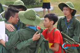 "Chiến sỹ nhí" khóc như mưa khi phải chia tay, giã bạn