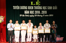 TP Hà Tĩnh khen thưởng 113 tập thể, cá nhân học sinh, giáo viên xuất sắc