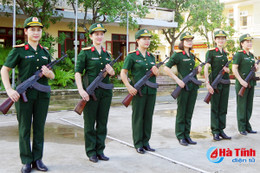 [Photo] Xem những "bóng hồng" quân đội Hà Tĩnh đi điều lệnh, mang súng Tiểu liên AK