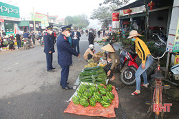 Vẫn còn tình trạng họp chợ lấn đường, thi công không đảm bảo ATGT