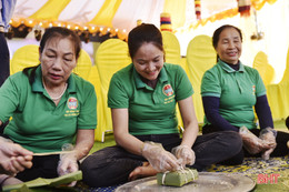 6 đội đua tài gói bánh chưng dâng Thánh tại lễ hội đền Cả