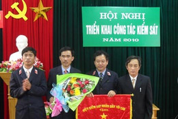 Viện KSND Thành phố Hà Tĩnh đón nhận cờ thi đua xuất sắc năm 2009