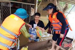 Nhiều món quà đến với người dân vùng lũ Hương Sơn