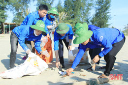 Hơn 1.000 thanh niên Nghi Xuân ra quân vệ sinh môi trường biển