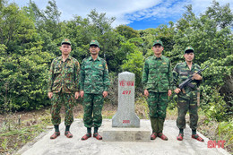 Noi gương Bác, cán bộ, chiến sĩ Ðồn Biên phòng Hương Quang “học đi đôi với làm”