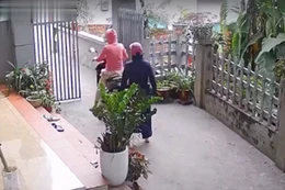 Cô gái bất lực nhìn chị phóng xe đi