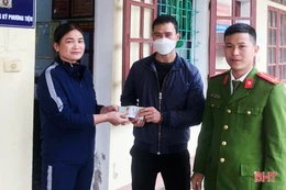 Nhặt được tiền, người phụ nữ ở Nghi Xuân nhờ công an tìm người trả lại