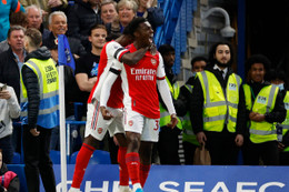 Arsenal thắng Chelsea 4-2 tại Stamford Bridge