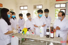 Xem giáo viên, học sinh Hà Tĩnh pha chế dung dịch rửa tay phòng dịch Covid-19