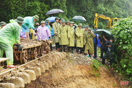 Nhanh chóng khắc phục điểm sạt lở đường sắt Bắc - Nam đoạn qua xã Đức Liên