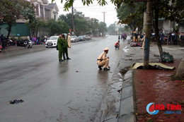 Va chạm với người băng qua đường, nam thanh niên bay lên vỉa hè và tử vong