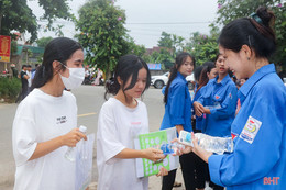 Tỉnh đoàn Hà Tĩnh nhận bằng khen xuất sắc trong chương trình “Tiếp sức mùa thi” 2023