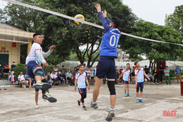 Hơn 200 VĐV tranh tài Giải Bóng chuyền nam nông dân huyện Cẩm Xuyên