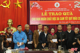 Trao quà tết cho học sinh nghèo và nạn nhân chất độc da cam ở Nghi Xuân