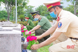 Ngàn đóa hoa sen dâng mộ liệt sỹ tại Nghĩa trang huyện Can Lộc