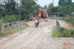 Đường trục thi công ì ạch vì xã thuê “thợ làng”