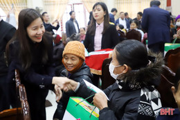 Trao quà tết cho đoàn viên, công nhân, người dân gặp hoàn cảnh khó khăn