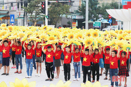 Thiếu nhi Thạch Hà đồng diễn chào mừng Đại hội Đảng bộ tỉnh